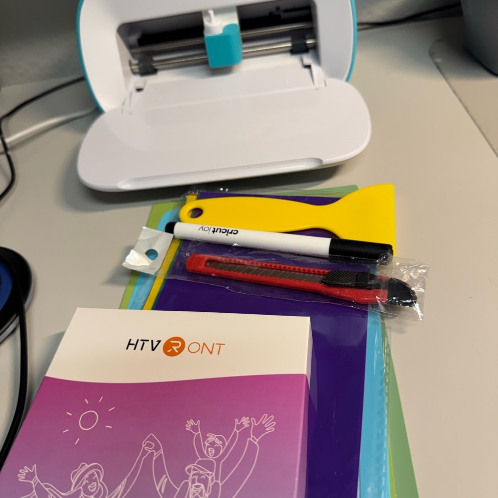 Cricut Joy mini cutting machine w/ extras - Picture 6 of 6